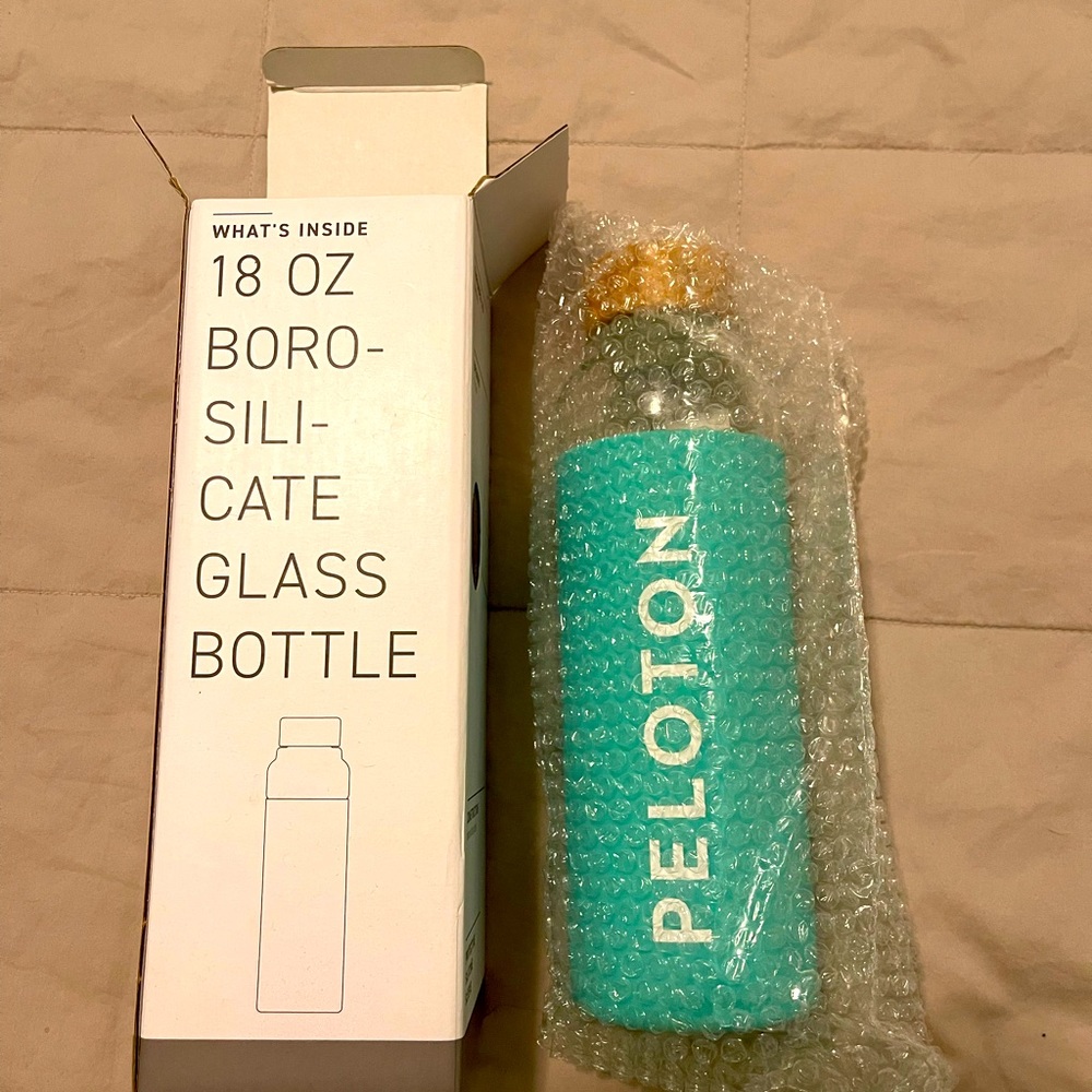 Peloton 18 oz Glass Bottle